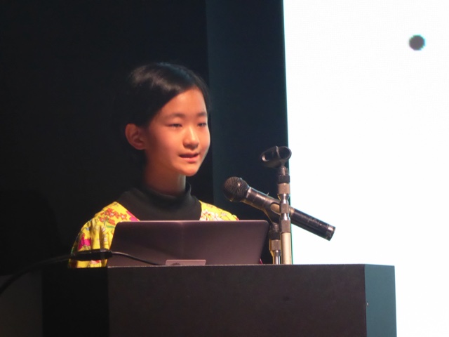 堂々と発表する小学6年生佐々木ハナさん